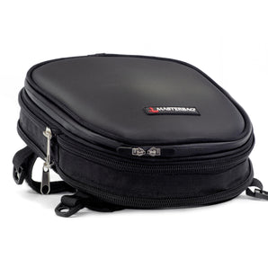TailBag impermeable con correas ajustables y espacio suficiente para casco u otros accesorios de viaje. Adaptable a gran variedad de motos y diseñada con materiales de calidad para mayor resistencia.
