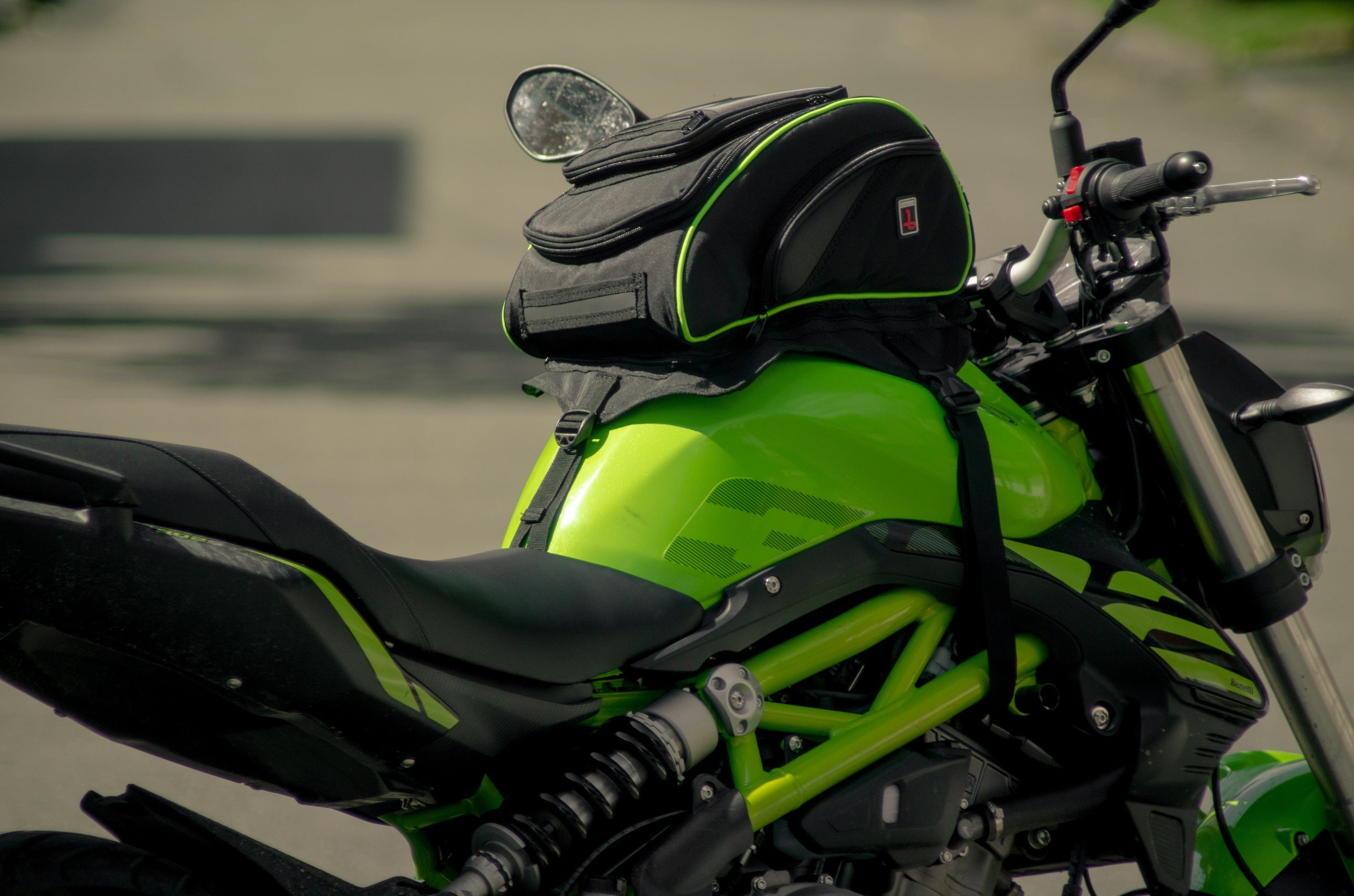 TankBag Medium verde para moto, con Porta GPS para celular y ajuste magnético resistente de sujeción segura. Diseñada con gran capacidad de almacenamiento e impermeabilidad.