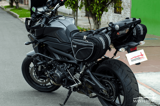 Las Alforjas Sport, impermeables, grandes, aerodinámicas y resistentes, sujeción segura con correas ajustables, ofrece todo lo que un motero necesita a diario y esas ocasiones especiales...