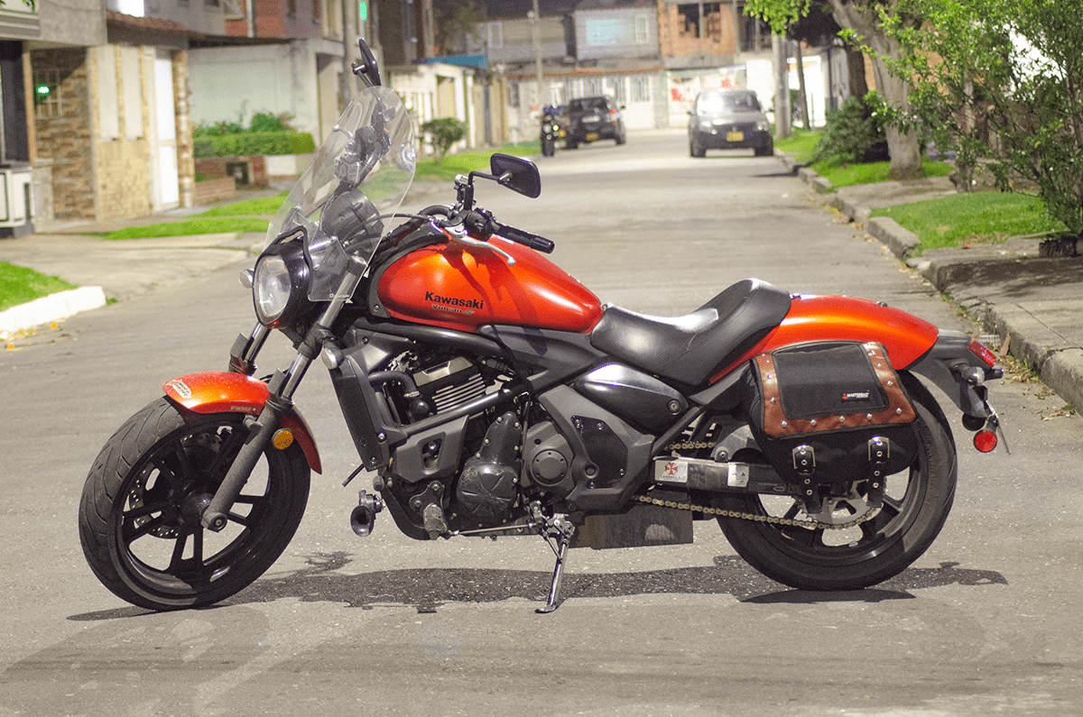 Alforjas Rebel para moto, diseño moderno y compacto, ideales para viajes urbanos y de aventura. Material resistente e impermeable de Masterbag.