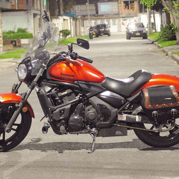 Alforjas Rebel para moto, diseño moderno y compacto, ideales para viajes urbanos y de aventura. Material resistente e impermeable de Masterbag.