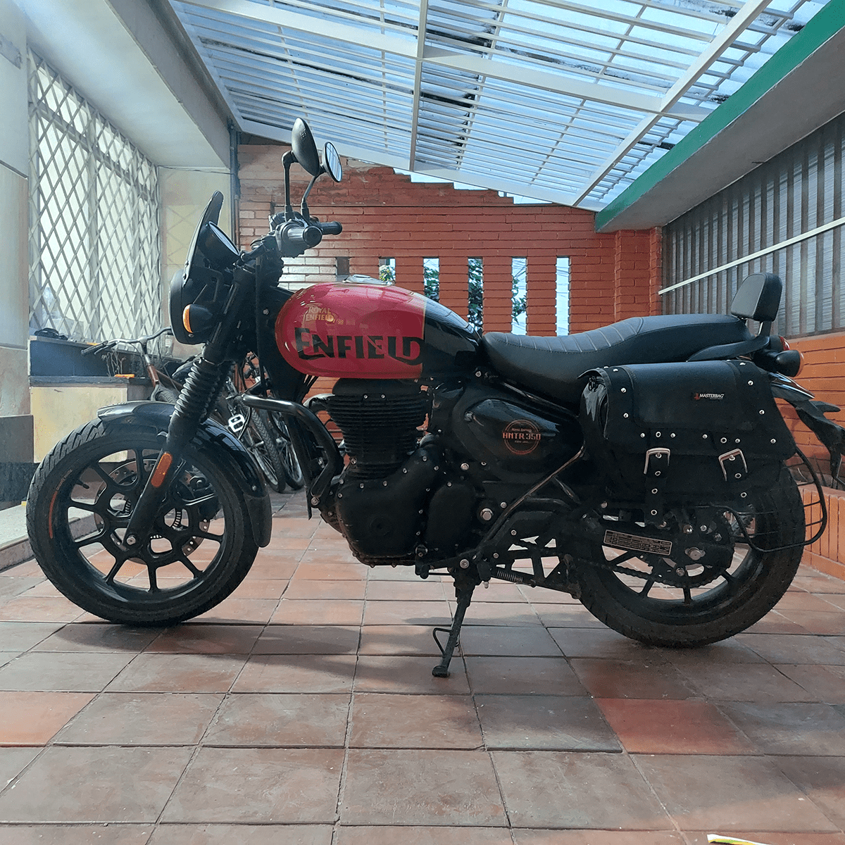 Las Alforjas Rebel de Masterbag cuentan con gran capacidad de almacenamiento, impermeabilidad, seguridad y comodidad, indicadas para viajes urbanos, diarios o algo rebeldes...