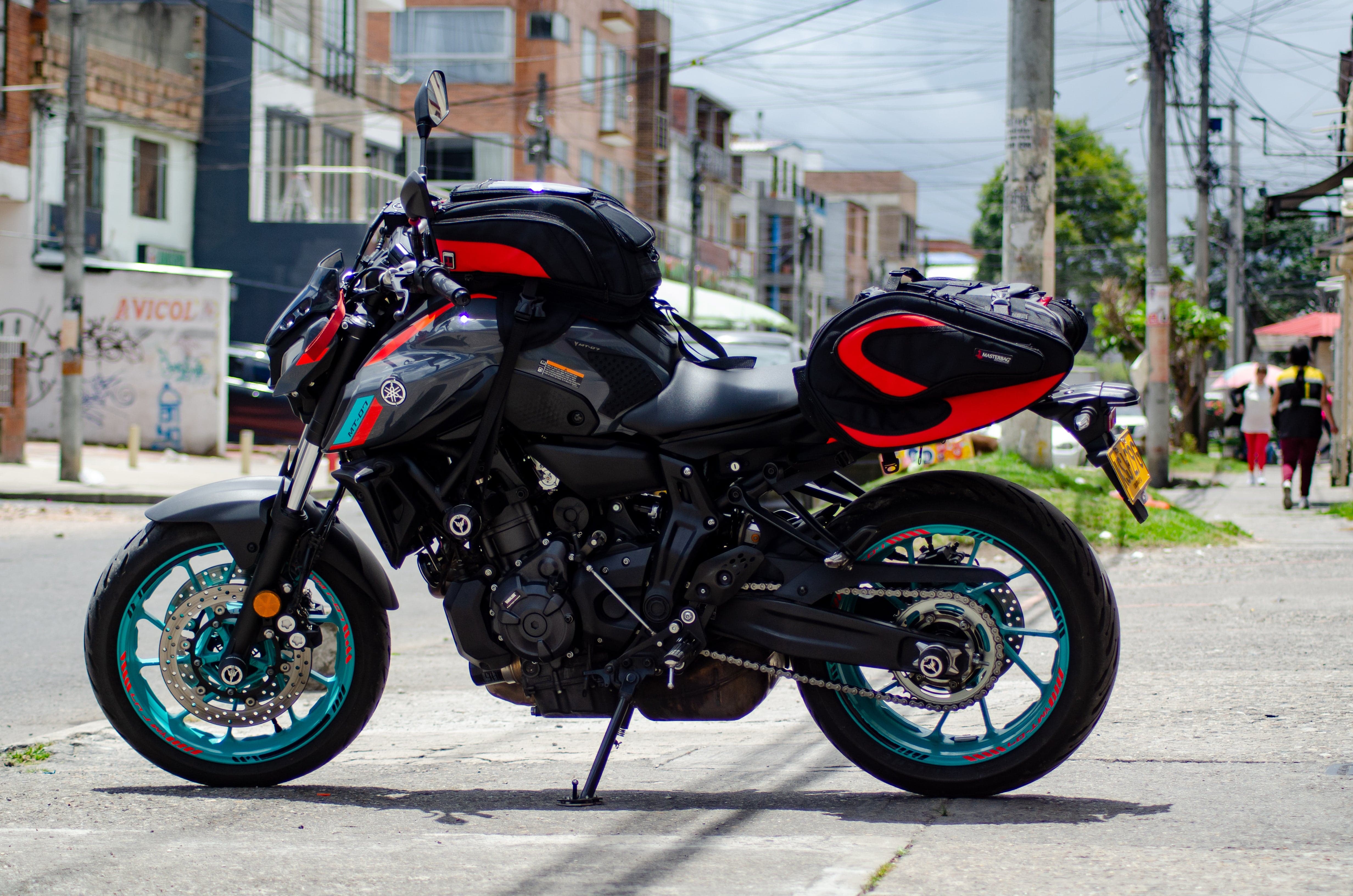 Alforjas Tipo Exportación para moto, fabricadas con materiales de alta resistencia e impermeabilidad. Diseñadas para viajes largos y uso extremo. 