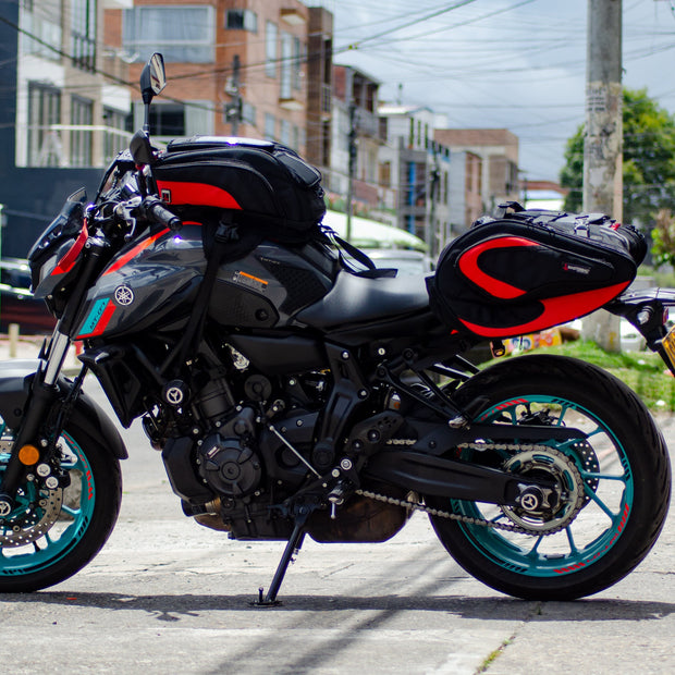 Alforjas Tipo Exportación para moto, fabricadas con materiales de alta resistencia e impermeabilidad. Diseñadas para viajes largos y uso extremo. 