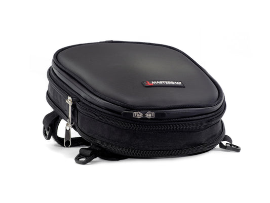 TailBag impermeable con correas ajustables y espacio suficiente para casco u otros accesorios de viaje. Adaptable a gran variedad de motos y diseñada con materiales de calidad para mayor resistencia. 