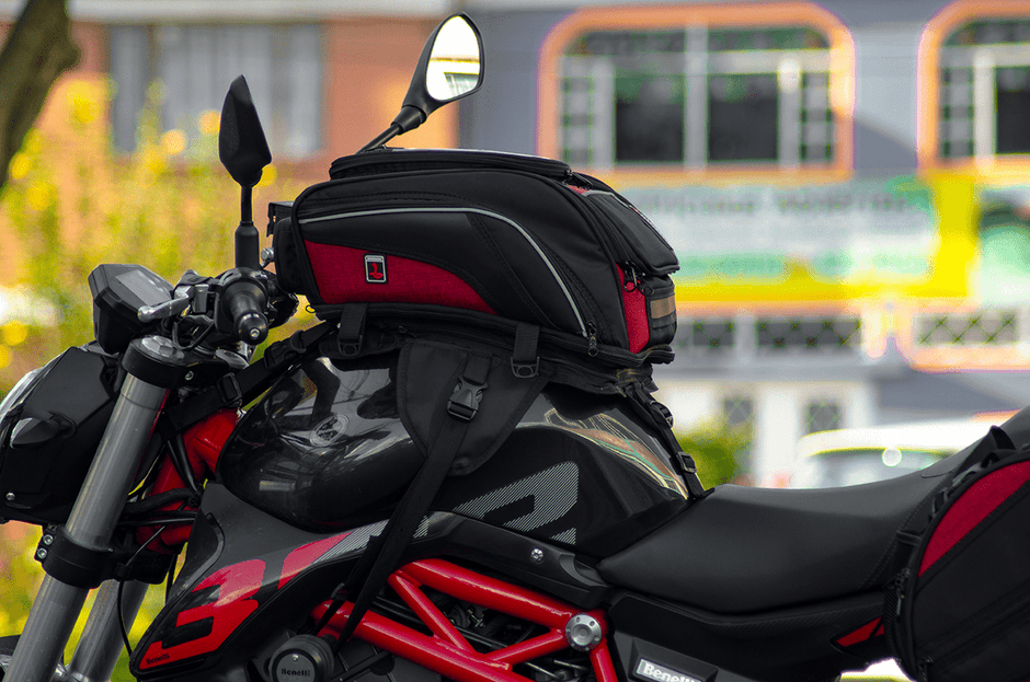 TankBag GPS con visor táctil para navegación, gran capacidad de carga y sujeción sin herrajes. Diseño versátil con correas ajustables para fácil montaje y desmontaje en motocicletas.