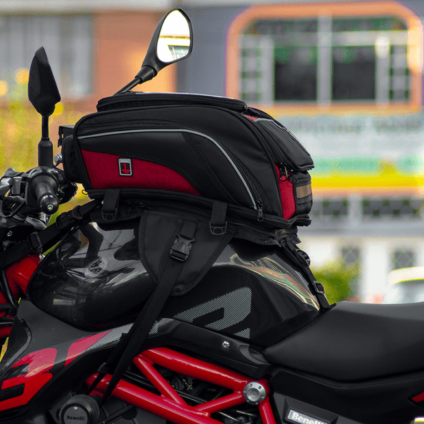 TankBag GPS con visor táctil para navegación, gran capacidad de carga y sujeción sin herrajes. Diseño versátil con correas ajustables para fácil montaje y desmontaje en motocicletas.
