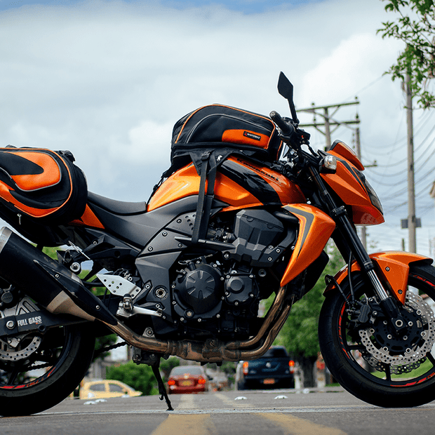 TankBag GPS con visor táctil para navegación, material resistente de calidad. Sujeción segura, impermeabilidad y gran capacidad de carga.